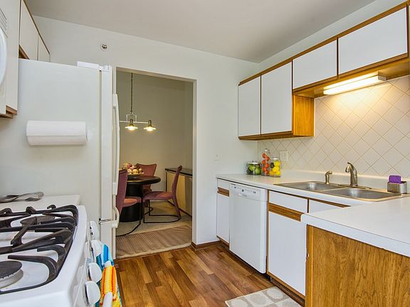 4th image of 1413 W Hawkes St #14058