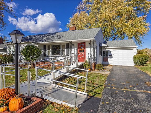 3rd image of 472 Barry Rd