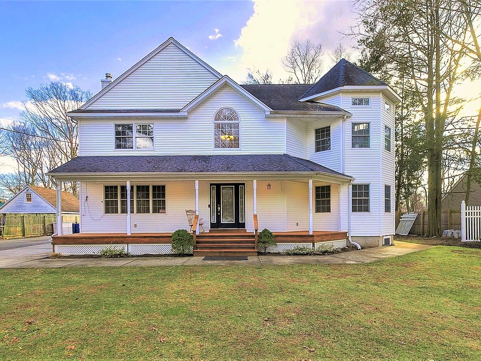 179 Hickory Lane, Smithtown