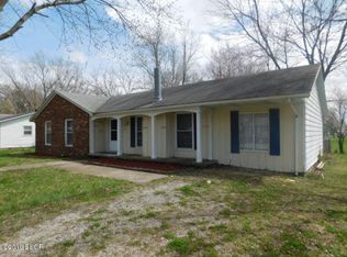 1503 W Spruce St, Salem, IL 62881