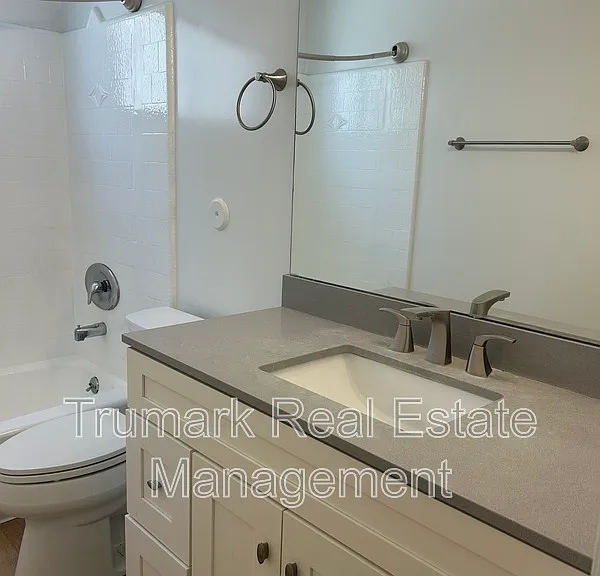 1422 E Maple St #2 — Photo 10