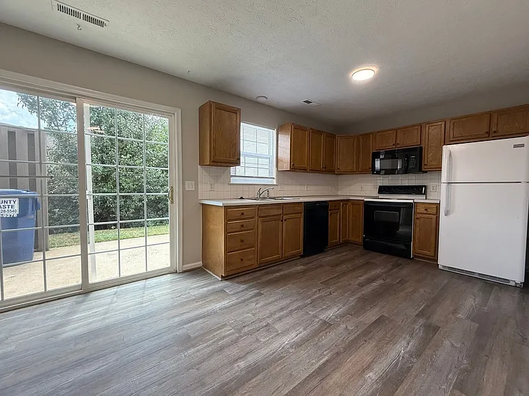 273 Mulberry Cir — Photo 5