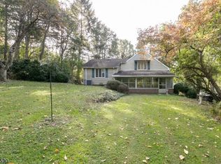 16 Beechwood Rd, Belvidere, NJ 07823