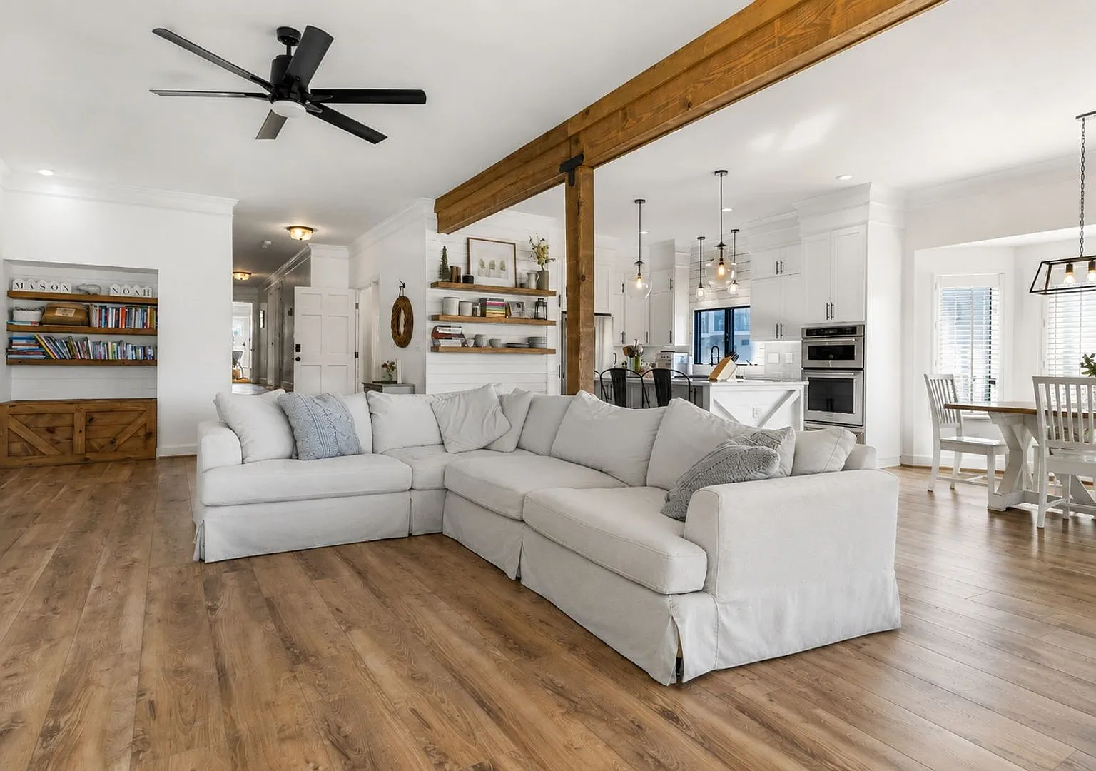 2852 Charlemagne Dr - Silver — Photo 3