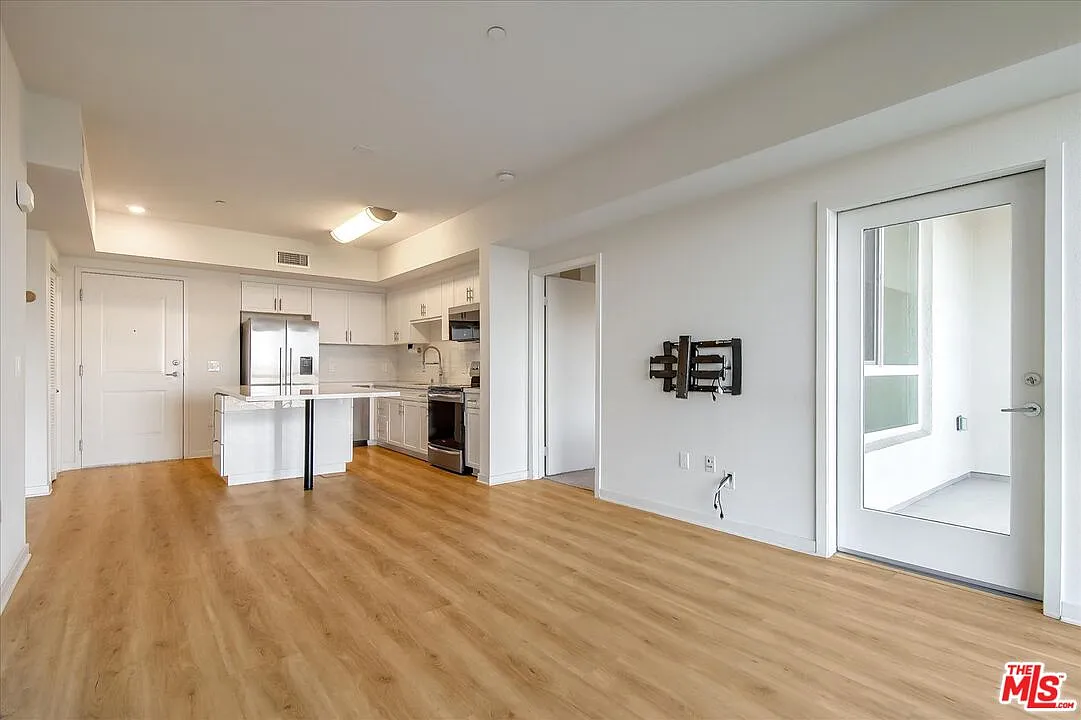 2 bed, 2.0 bath, 810 sqft, $4,195 — Photo 4