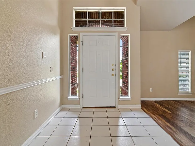 5001 Lake Crest Dr — Photo 3