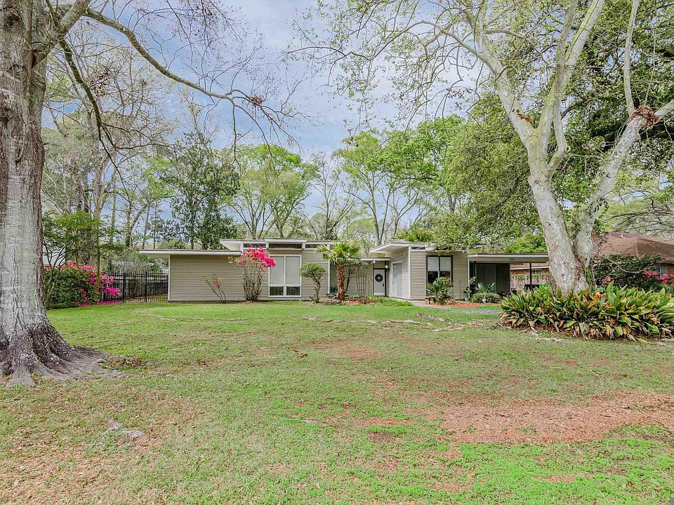 1st image of 423 Castle Kirk Dr