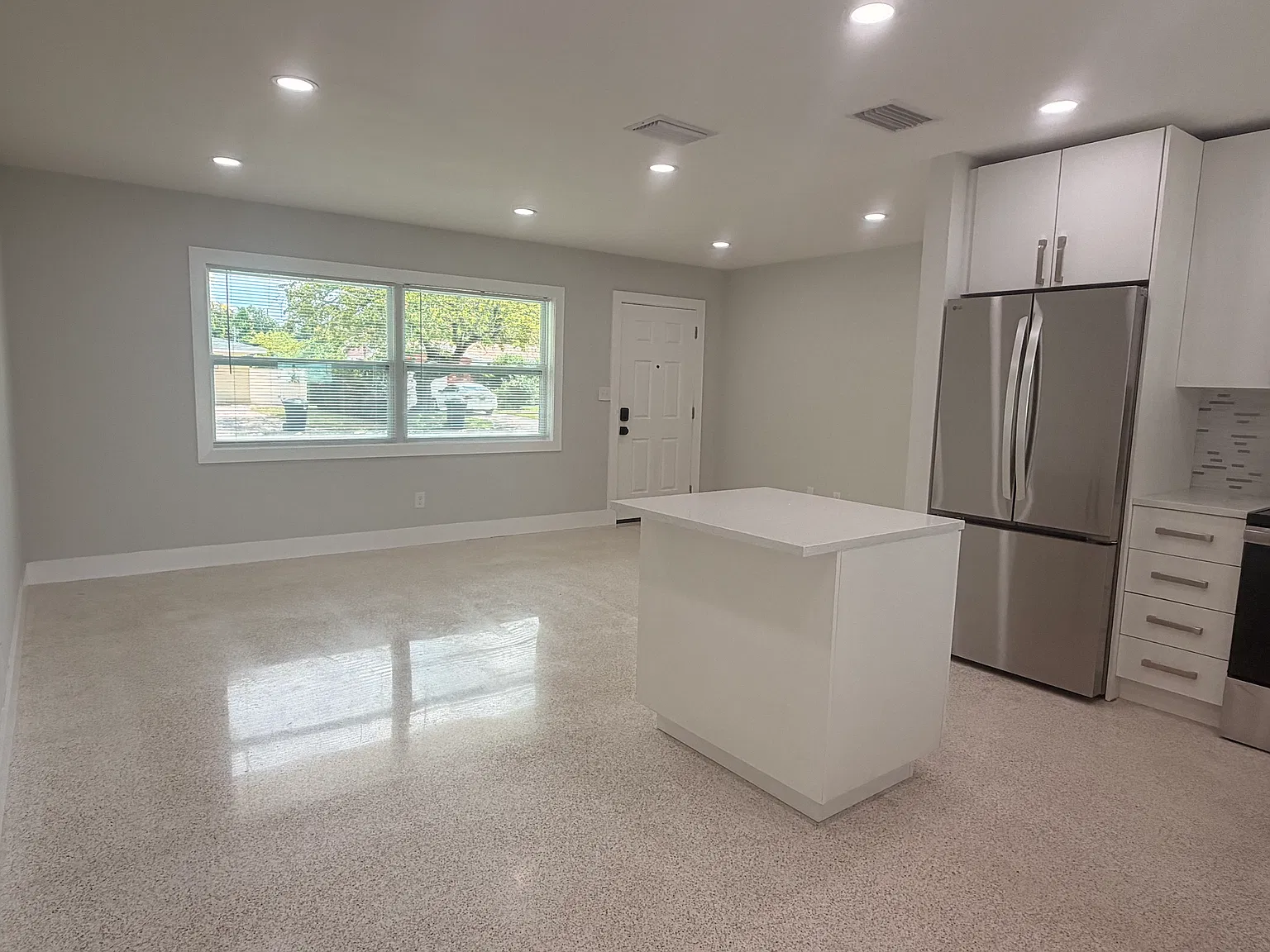 2 bed, 789 sqft, $2,100 — Photo 2