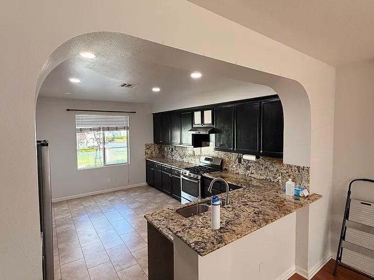 2221 Amaryllis Cir — Photo 7