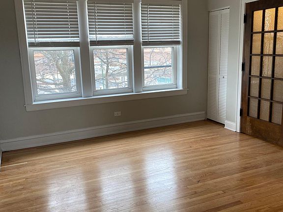 3rd image of 6708 N Oxford Ave #1N