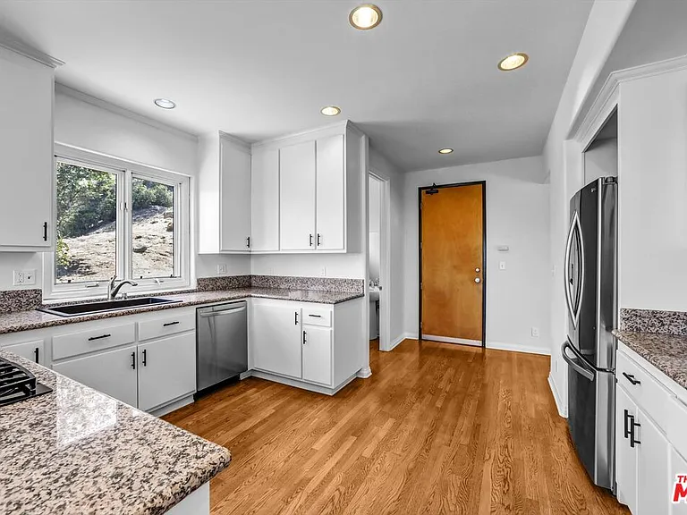 6852 Woody Trl — Photo 12