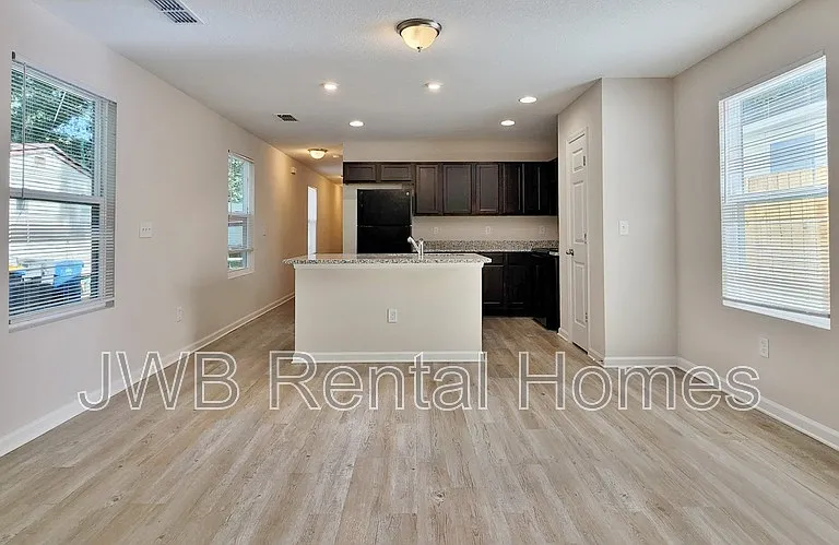 8816 Jasper Ave — Photo 4