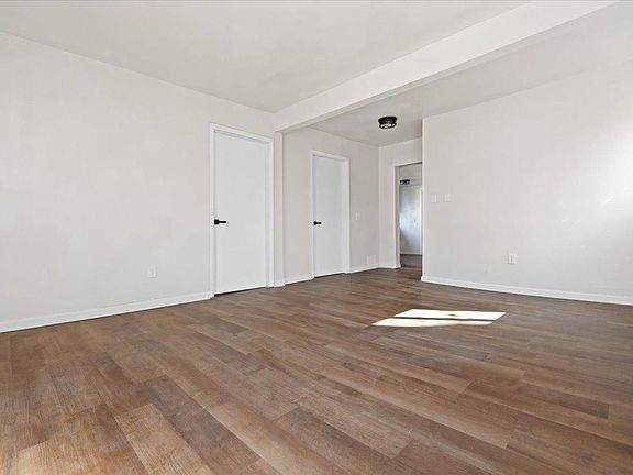 3rd image of 713 Hillcrest St