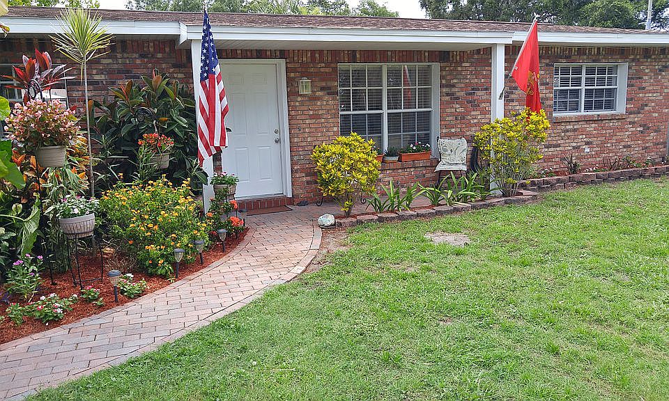 1st image of 304 Country Club Dr