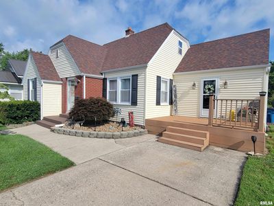 123 E Washington St, Flora, IL, 62839