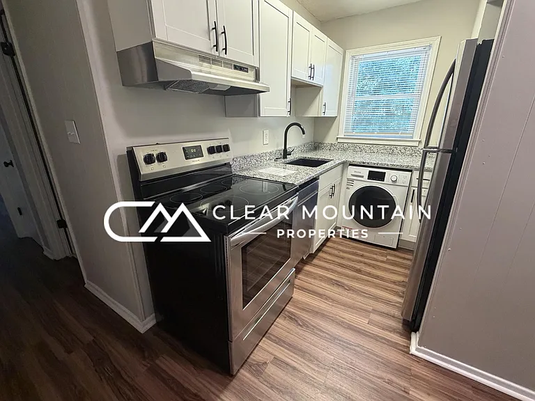 Creekside Apartments — Photo 9