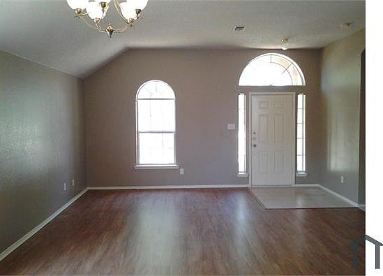 2nd image of 3320 Knollcrest Ln