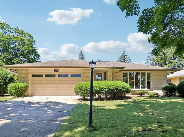 1706 N Aspen Dr, Mount Prospect, IL 60056