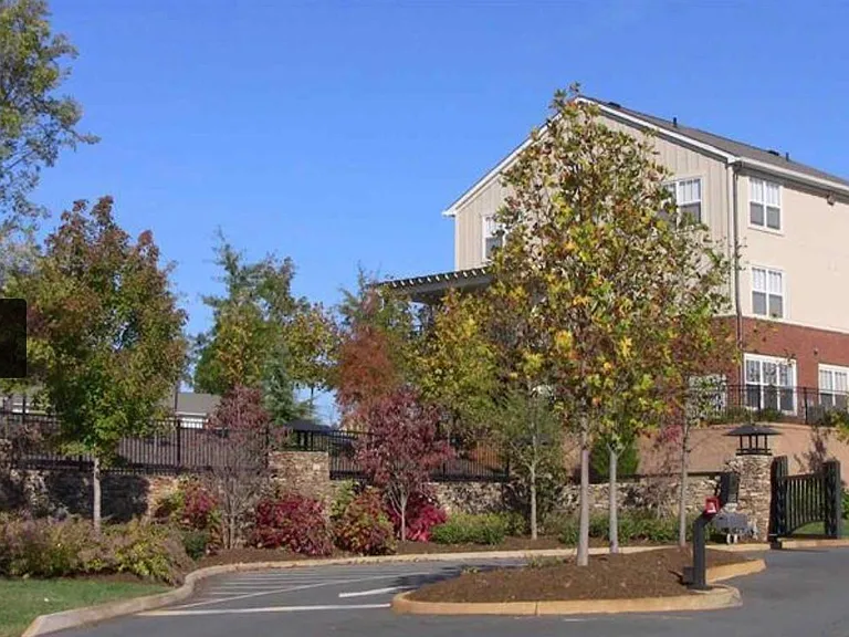 1915 Beechcrest Ct #101 — Photo 3