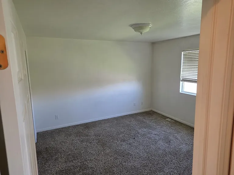 387 N Peach St — Photo 4