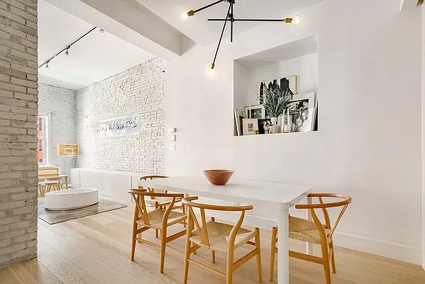 Sold by Warburg | media 4