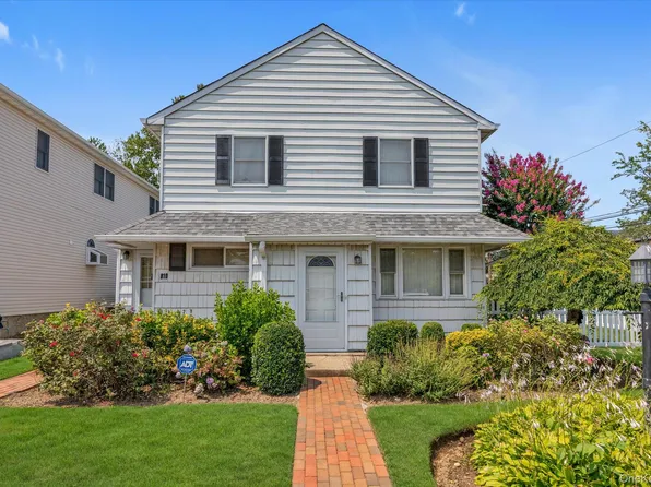 810 Ibsen Street, Woodmere, NY 11598