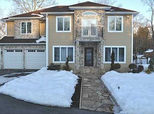 24 Van Gogh Ln, Airmont, NY 10901