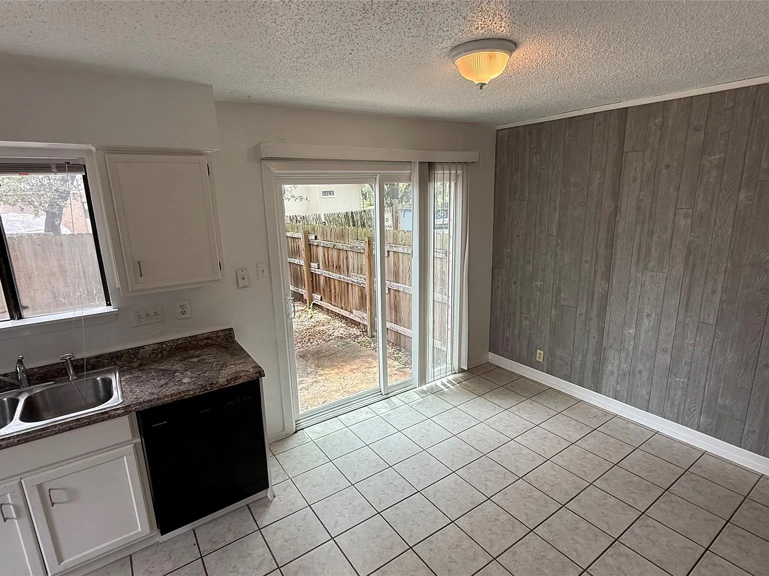 3 bed, 2.5 bath, 1196 sqft, $1,550 — Photo 2