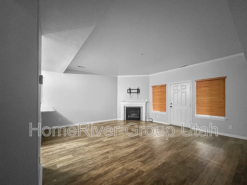 3 bed, 3.0 bath, 1700 sqft, $2,580 — Photo 3