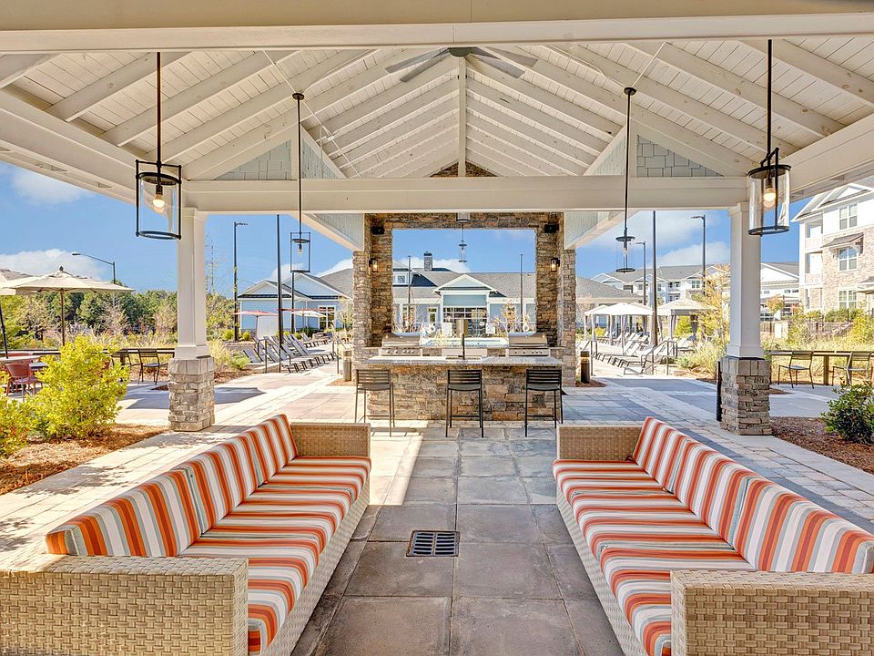 Outdoor Grill, Kitchen, and Lounge