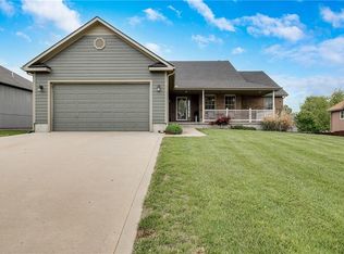 2211 Valley View Dr, Tonganoxie, KS 66086