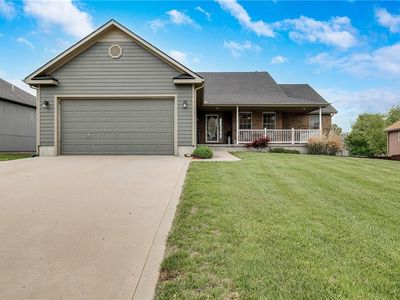 2211 Valley View Dr, Tonganoxie, KS, 66086
