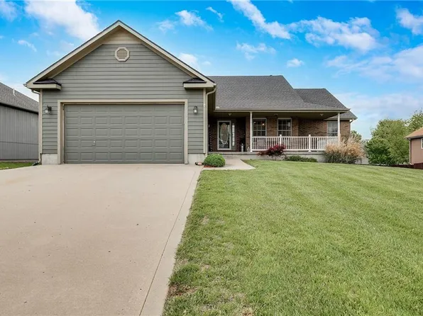 2211 Valley View Dr, Tonganoxie, KS 66086