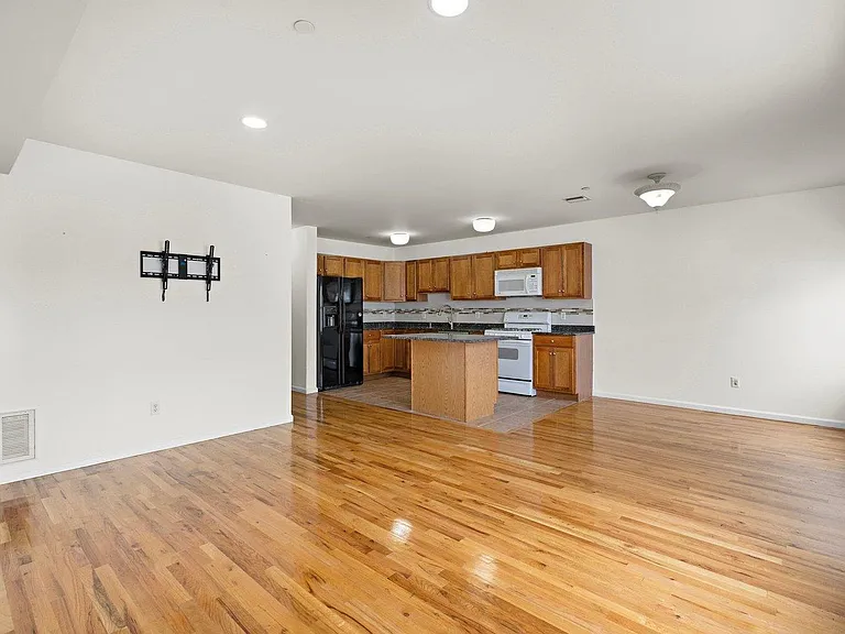 117 Logan Ave — Photo 6
