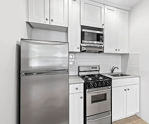 2nd image of 139 W 69th St APT 6