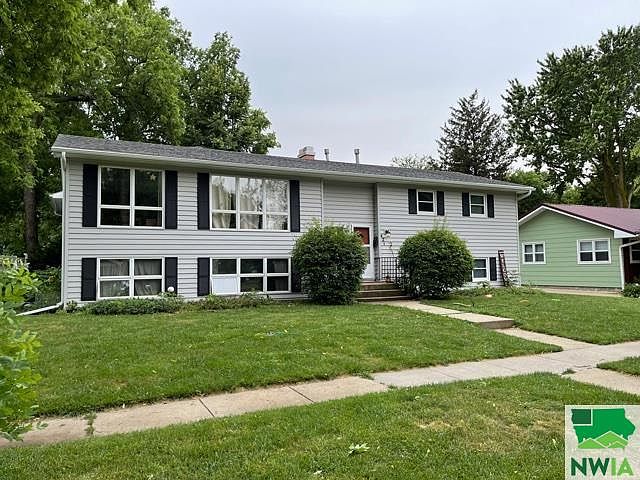2nd image of 421/423 E Lewis St