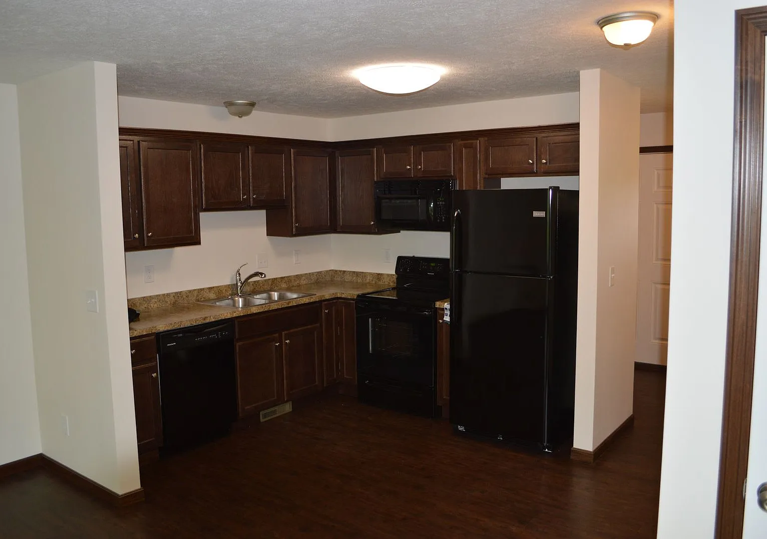 585 Birch Hill Drive 27 — Photo 2
