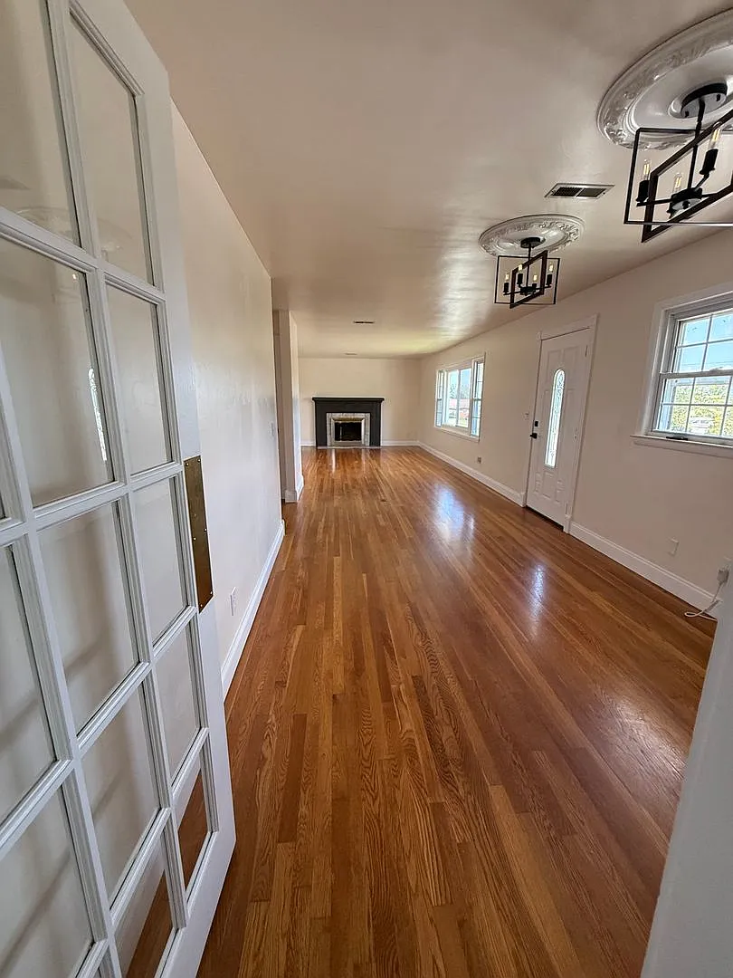 3 bedroom 2 bath brick ranch for rent in Bristol — Photo 2