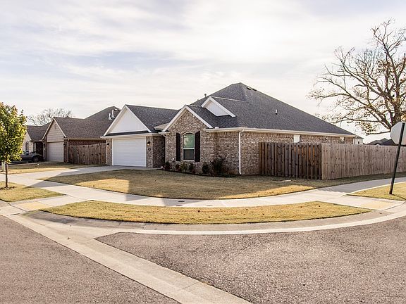 2nd image of 255 S Geranium Ln