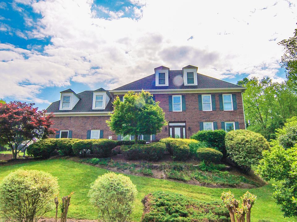 1st image of 805 Ivy Point Ln