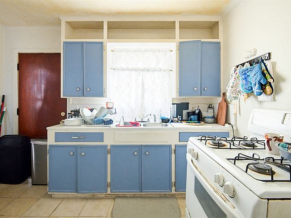 5th image of 4015 Poinsettia Dr