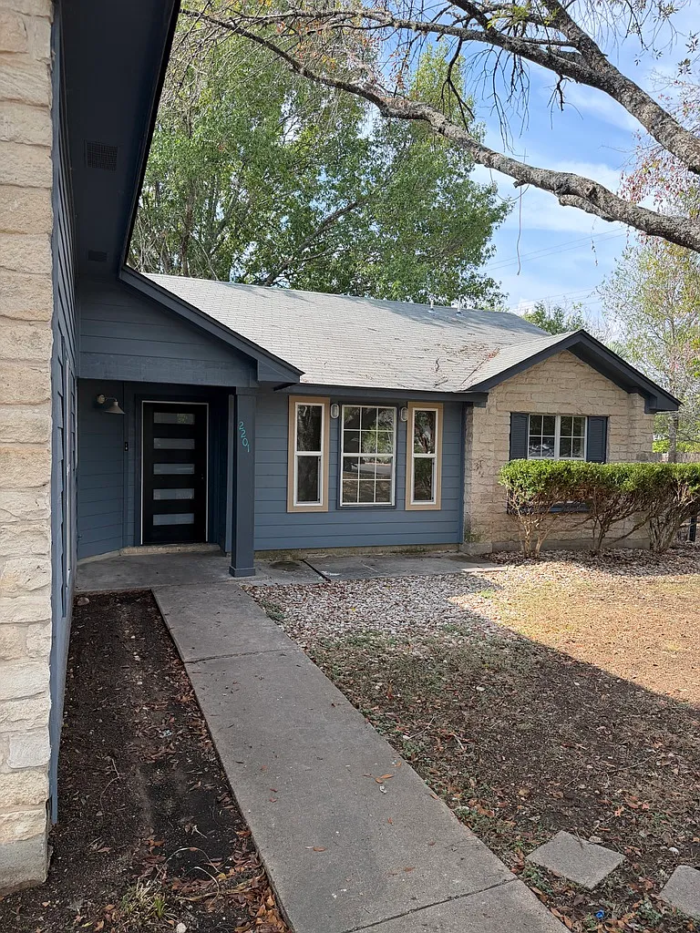 4 bed, 1400 sqft, $2,500 — Photo 1