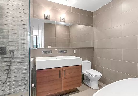 5th image of 5-19 Borden Ave #1D