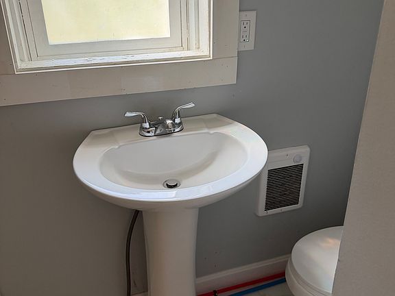 4th image of 253 Lexington St Unit 3