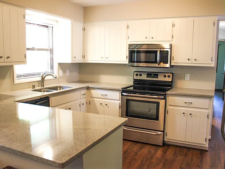 W225N2588 Alderwood Ln — Photo 5