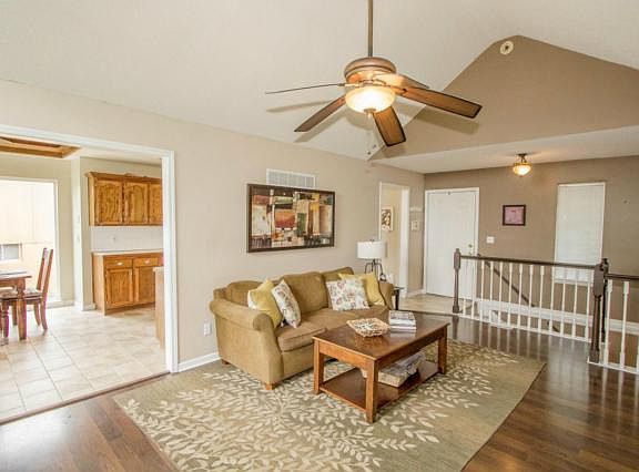 3rd image of 409 Whitestone Dr