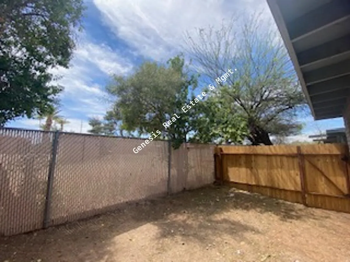 2 bed, 1.0 bath, 803 sqft, $1,065 — Photo 3