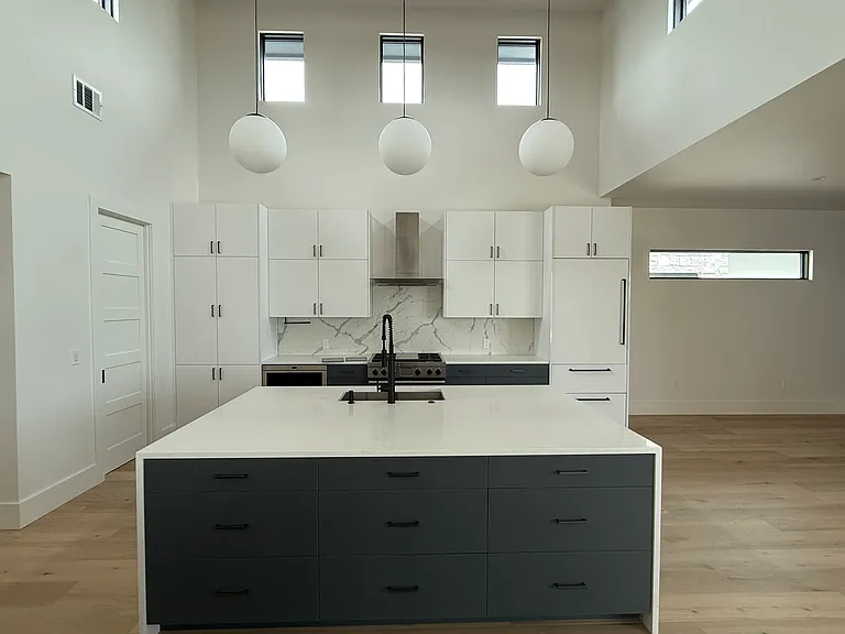 Kitchen (empty)