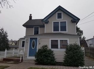 14 1st Ave, East Islip, NY 11730