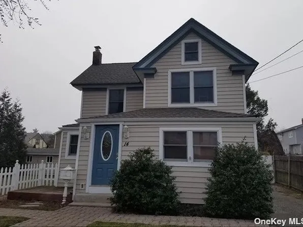 14 1st Ave, East Islip, NY 11730
